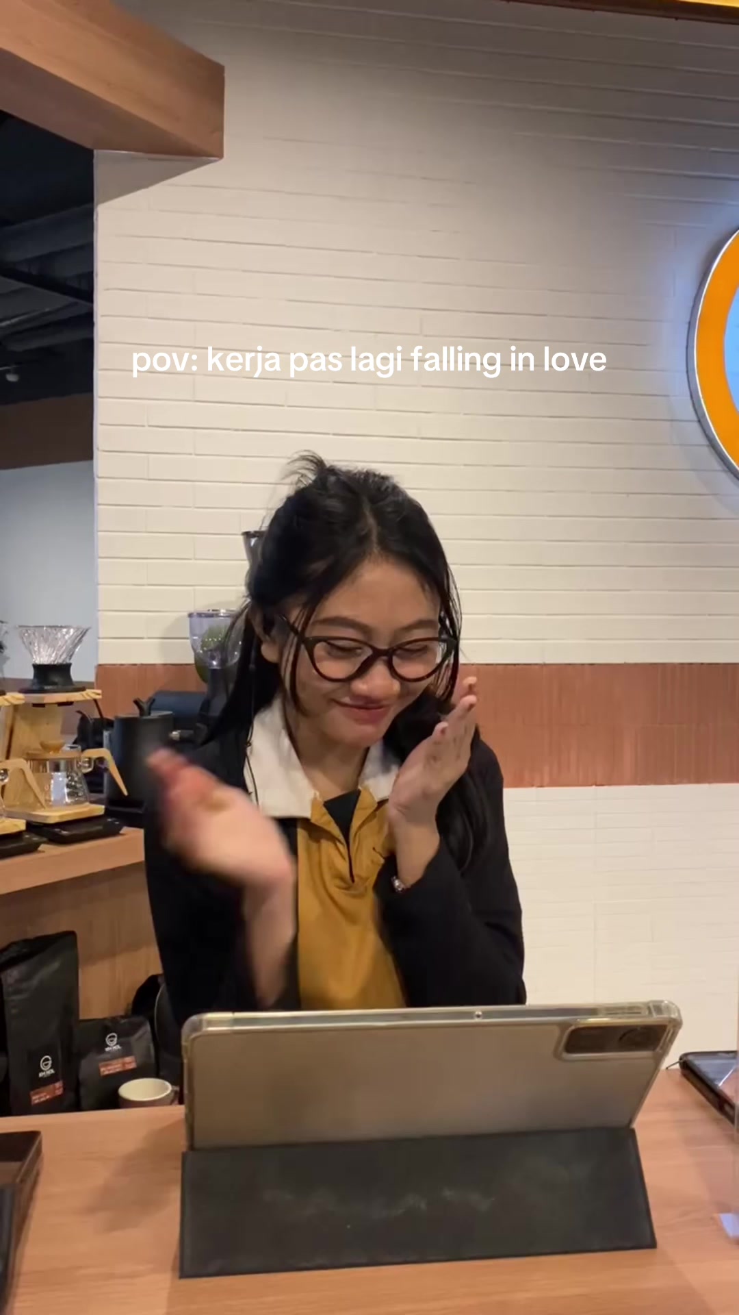 POV: Kerja pas falling in love