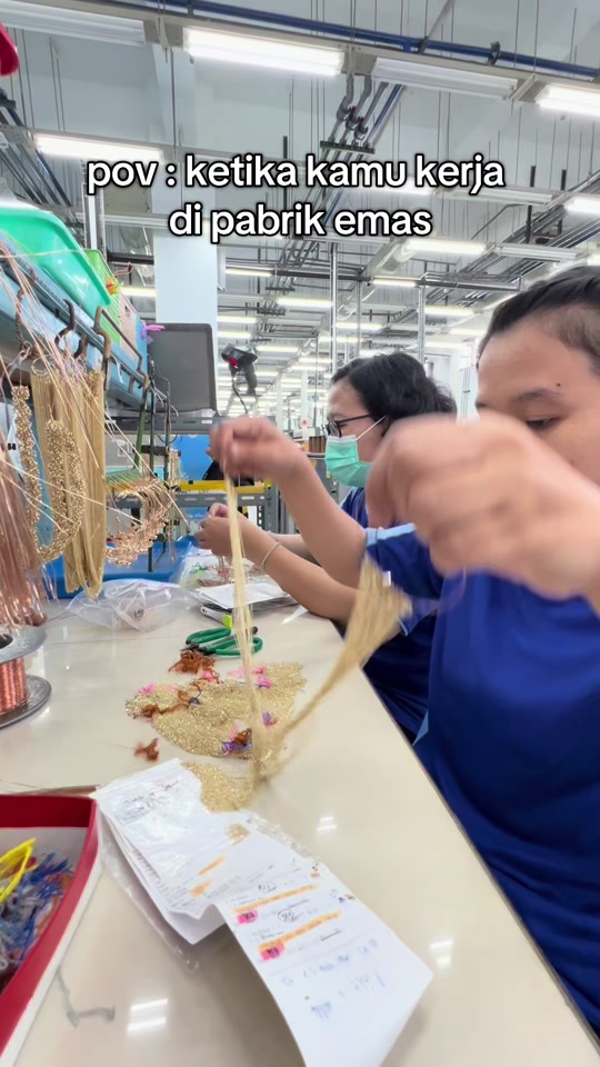 POV : Ketika kamu kerja di pabrik emas